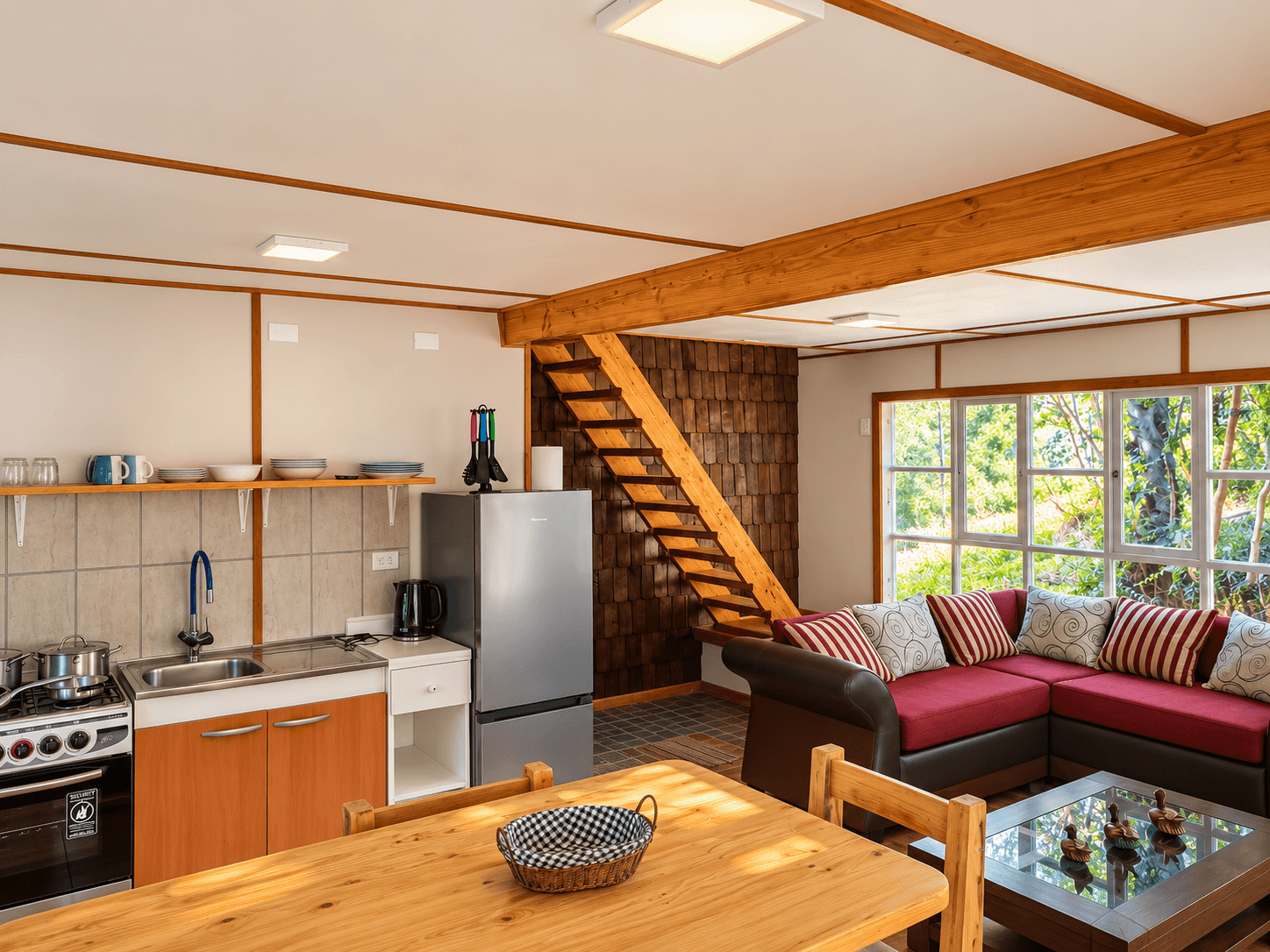 Cocina equipada y escalera al segundo piso en la cabaña para cuatro personas