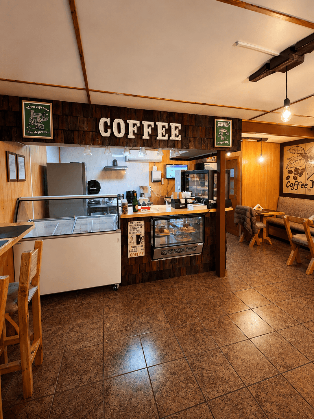 Barra de la cafetería Chaitén con el letrero COFFEE y la vitrina de repostería